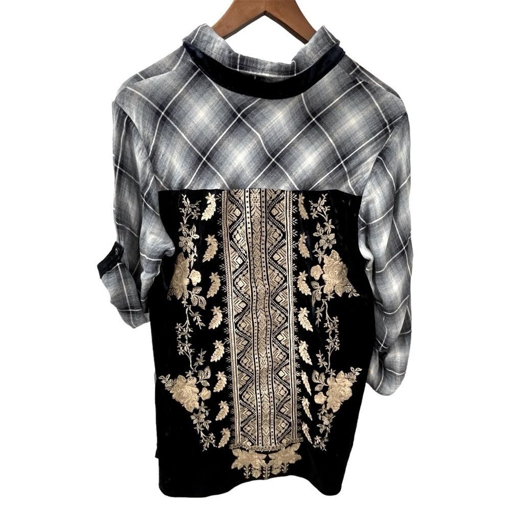 Andree by Unit Plaid Shirt with Flower Embroidery Navy White Women’s Size Small